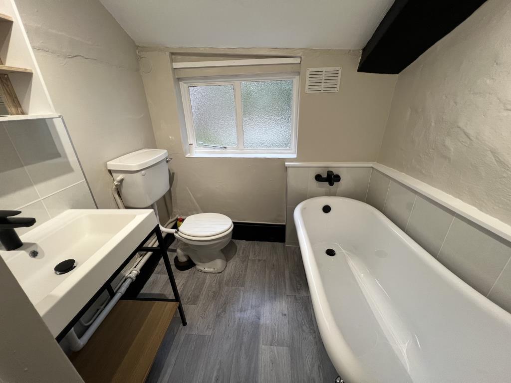 Lot: 96 - CHARACTER COTTAGE IN VILLAGE LOCATION - Newly fitted bathroom